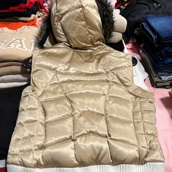 The North face puffer Vest with fur🎄🎄🎄 size Xs Tp.. - Picture 6 of 6